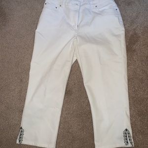 Ruby Rd white Capri Pants!!